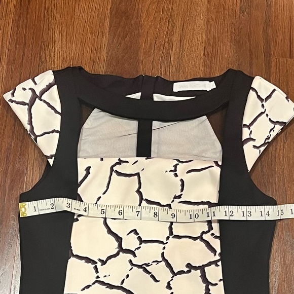 Anne Fontaine PENDA Cracked Print Blk and Wht Cap - Picture 6 of 10